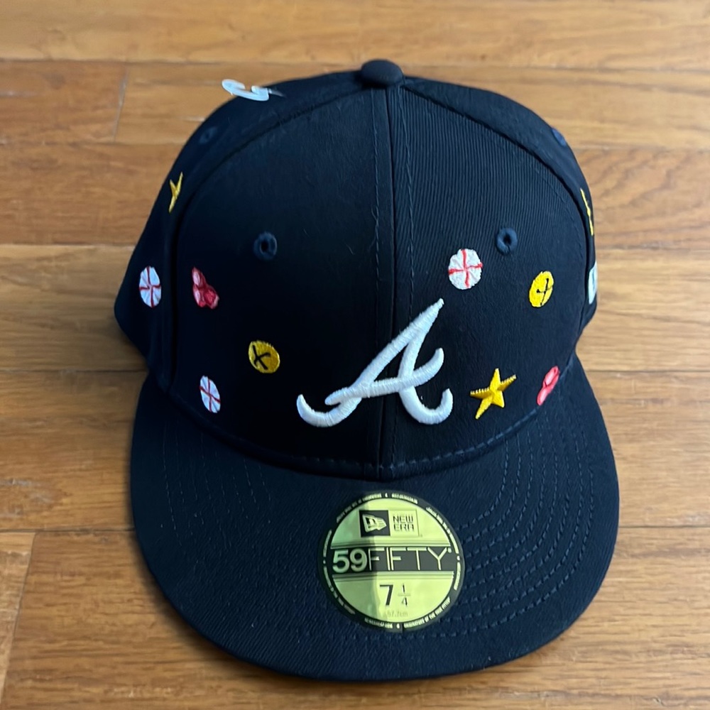 Brand New Atlanta Braves Holiday fitted size 7 1/4 New Era